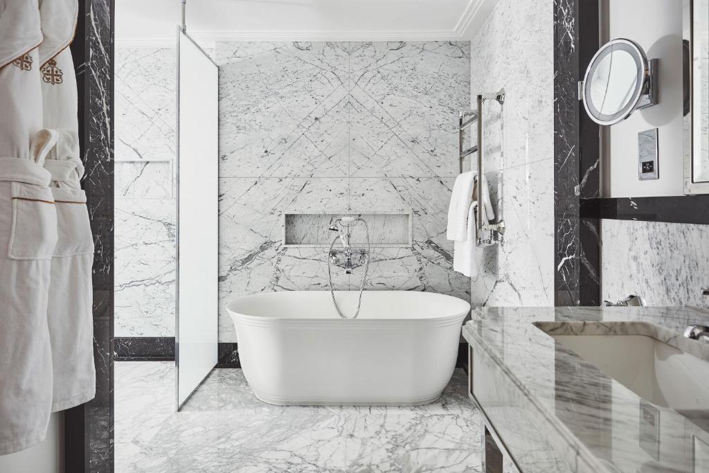 Claridge’s Suite - Image 9