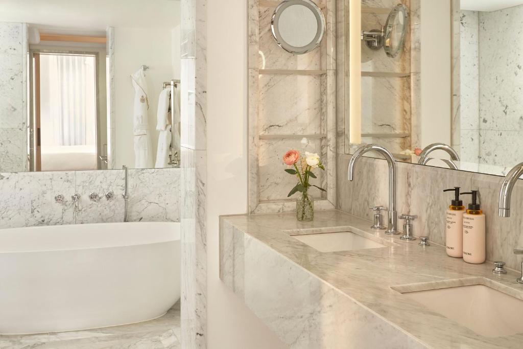 Mayfair Balcony Room - Image 3