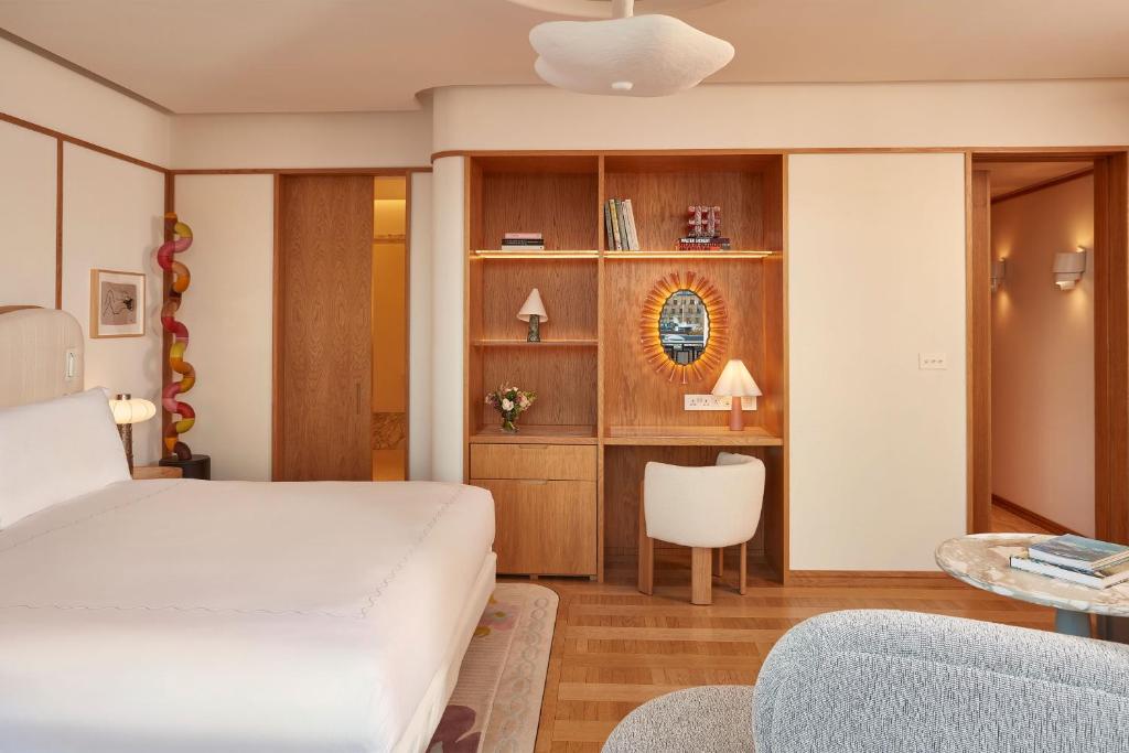 Mayfair Balcony Room - Image 4