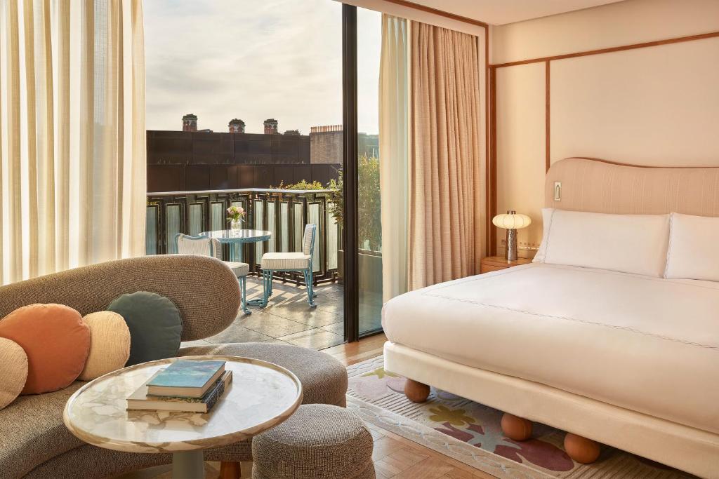 Mayfair Balcony Room - Image 5