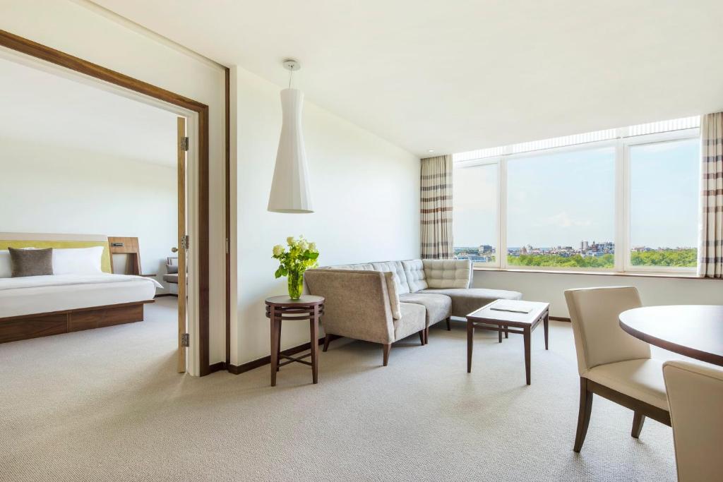 Deluxe One-Bedroom Park Suite - Image 1