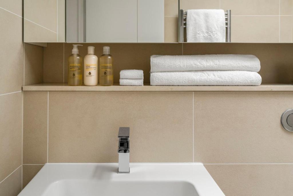 Deluxe One-Bedroom Park Suite - Image 2