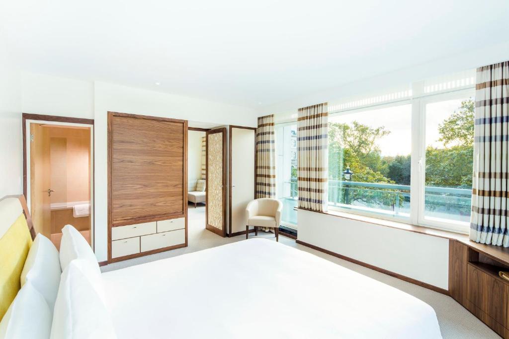 Deluxe One-Bedroom Park Suite - Image 4