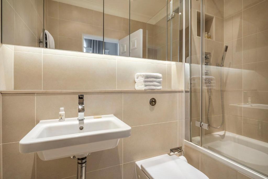 Junior Suite with Park View - Image 3