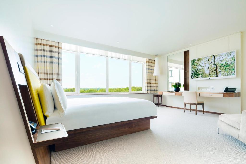 Junior Suite with Park View - Image 4