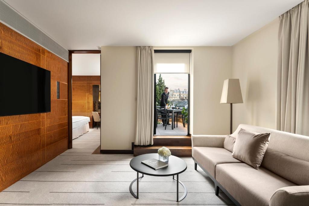Superior Suite - Image 3