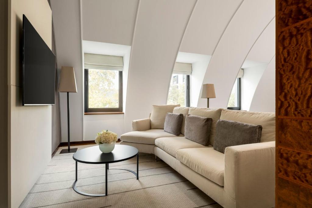 Superior Suite - Image 7