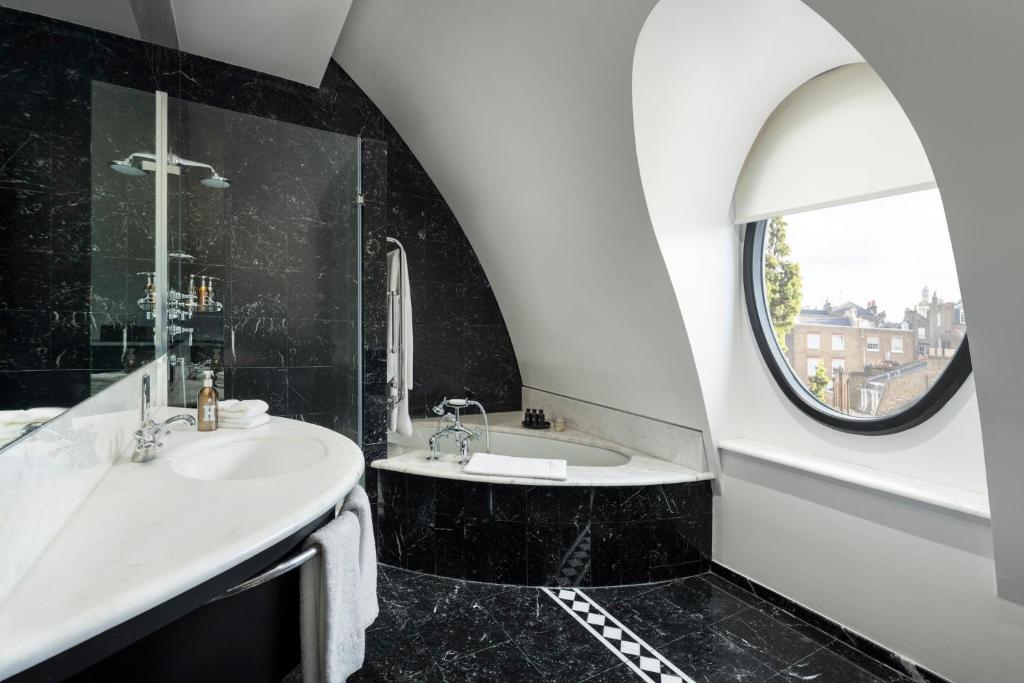 Superior Suite - Image 8