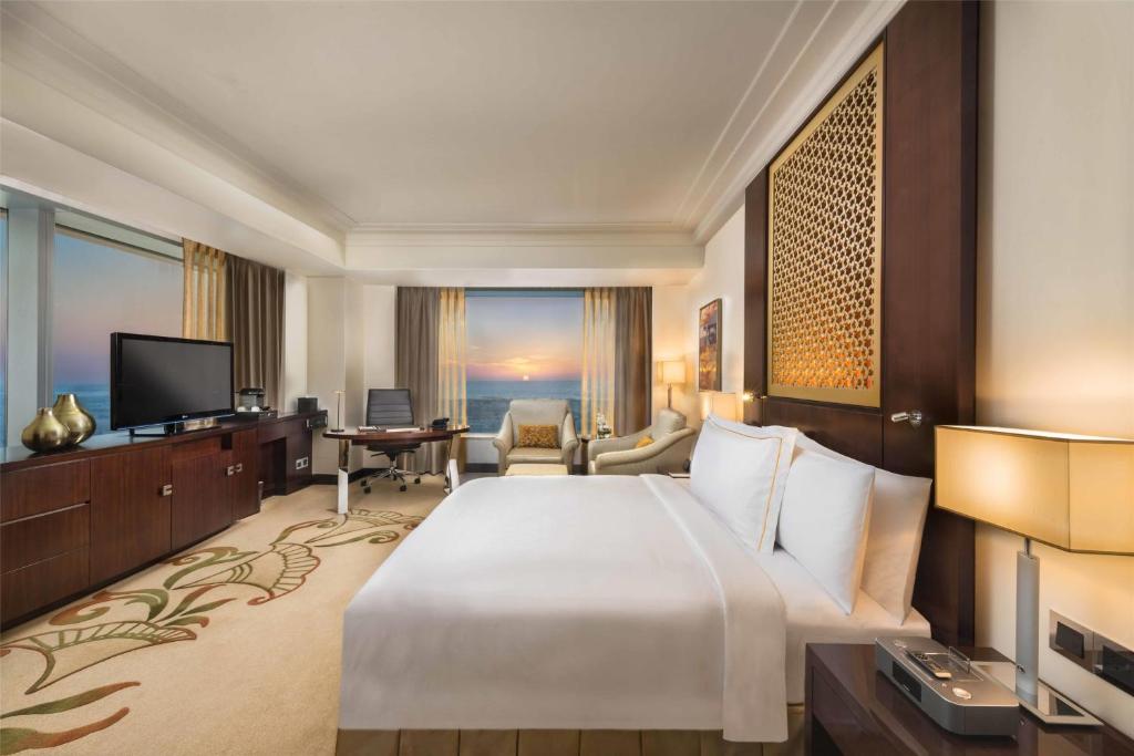 Deluxe Corner King room with panoramic view - Image 1