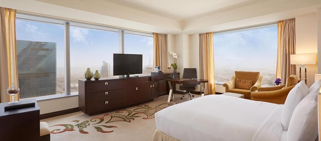 Deluxe Corner King room with panoramic view - Image 2