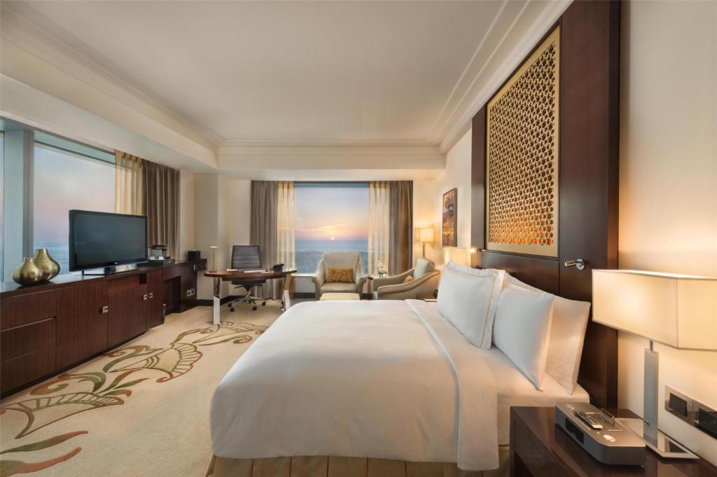 Deluxe Corner King room with panoramic view - Image 3