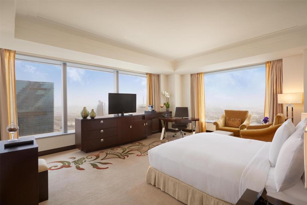 Deluxe Corner King room with panoramic view - Image 4