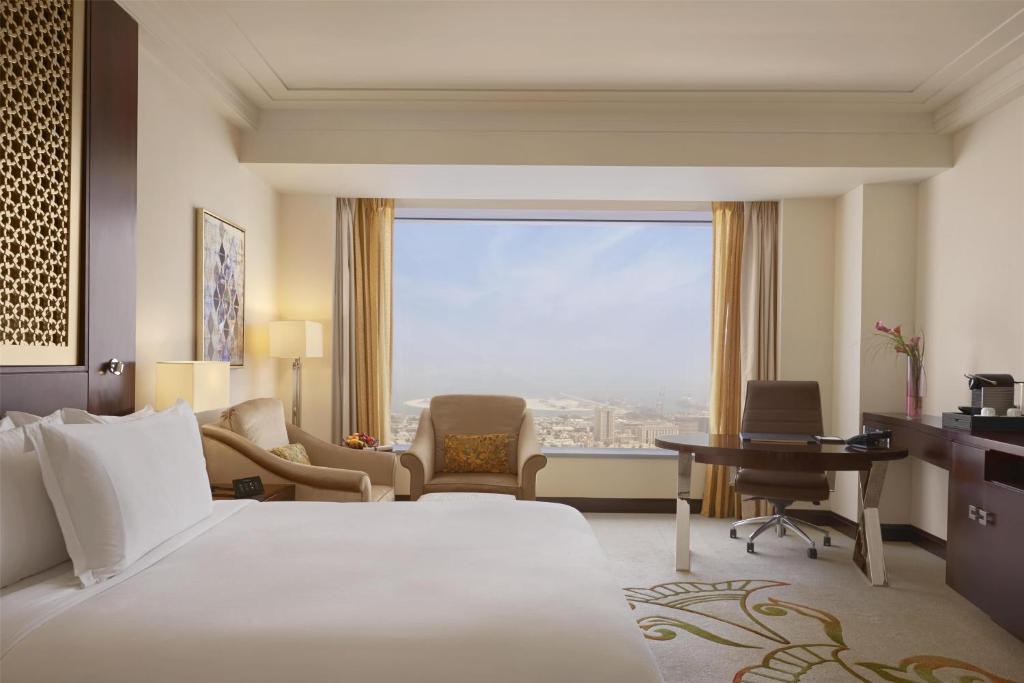 Deluxe Corner King room with panoramic view - Image 5