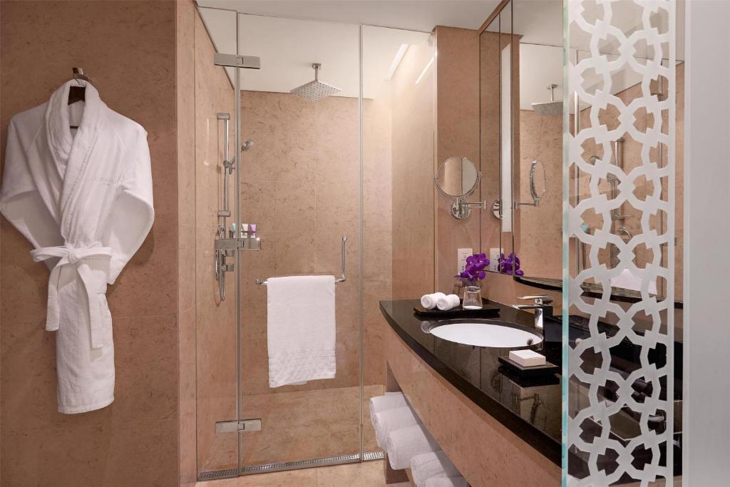 Deluxe Corner King room with panoramic view - Image 6