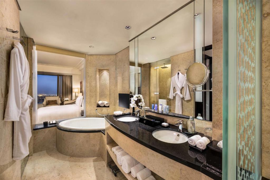 Deluxe Corner King room with panoramic view - Image 7