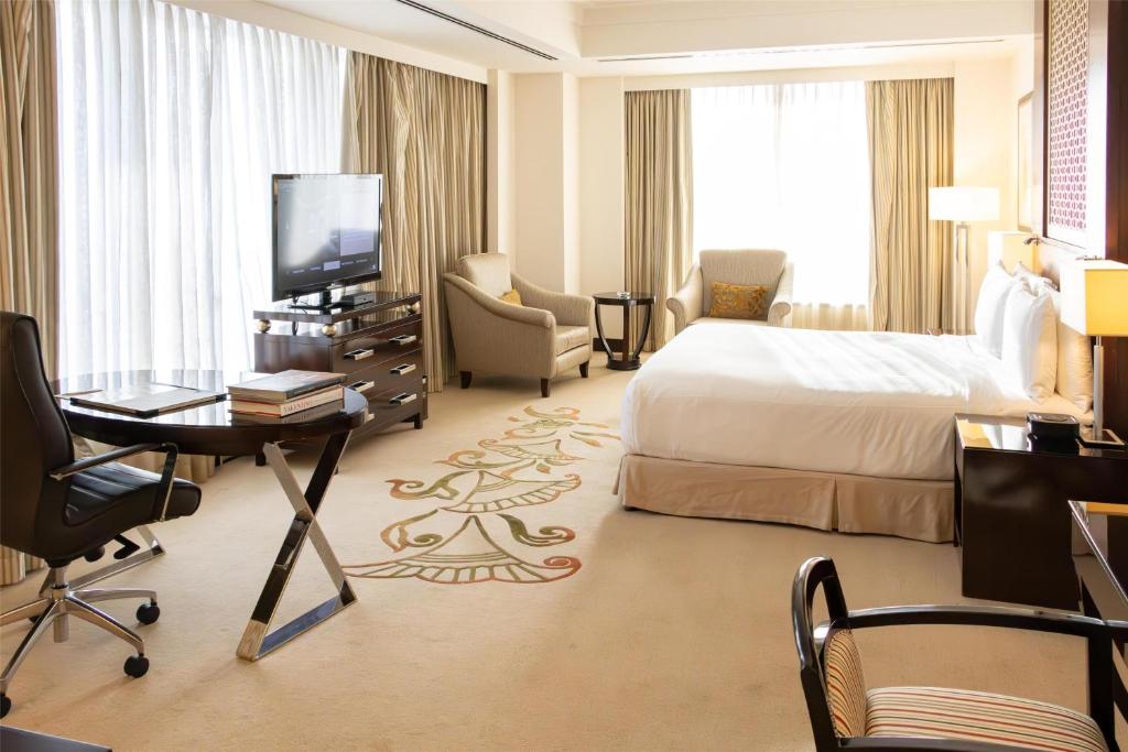 Deluxe King Suite - Lounge Access - Image 1
