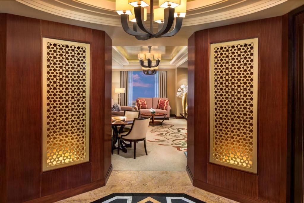 Deluxe King Suite - Lounge Access - Image 2