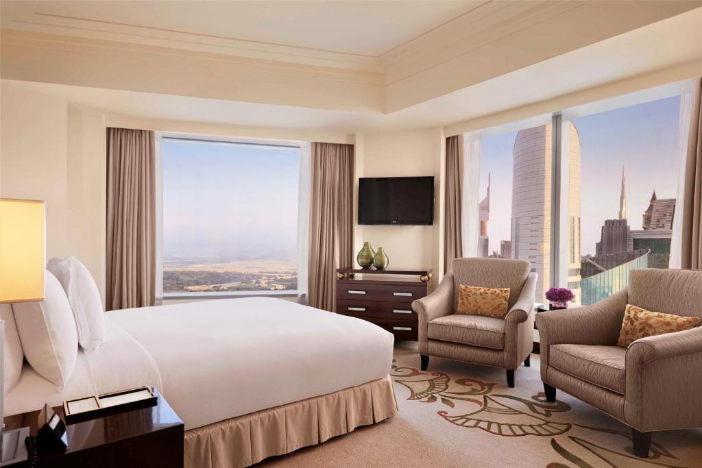 Deluxe King Suite - Lounge Access - Image 4
