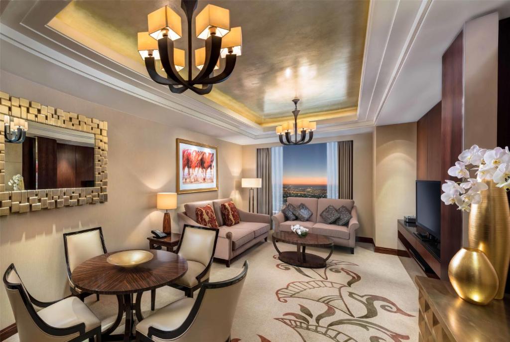 Deluxe King Suite - Lounge Access - Image 5
