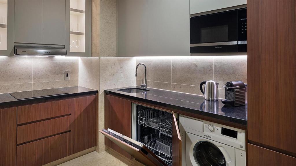 One-Bedroom Residential Suite with Two Queen Beds - Image 7