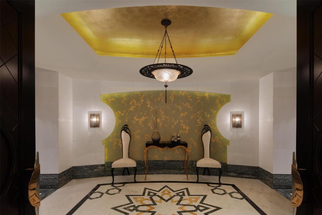 Royal Suite - Lounge access - Image 3