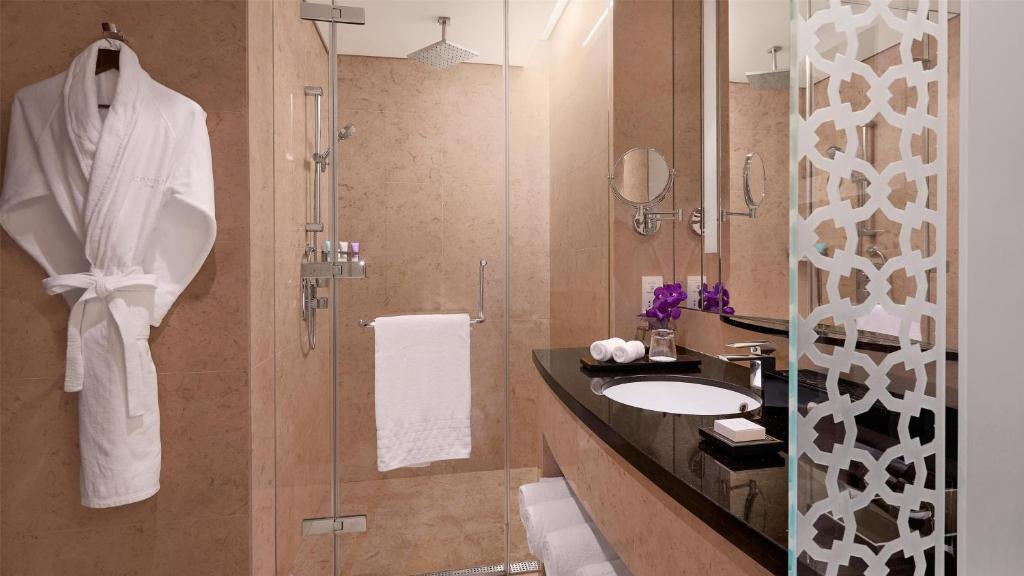 Two-Bedroom Residential Suite - Lounge Access - Image 3