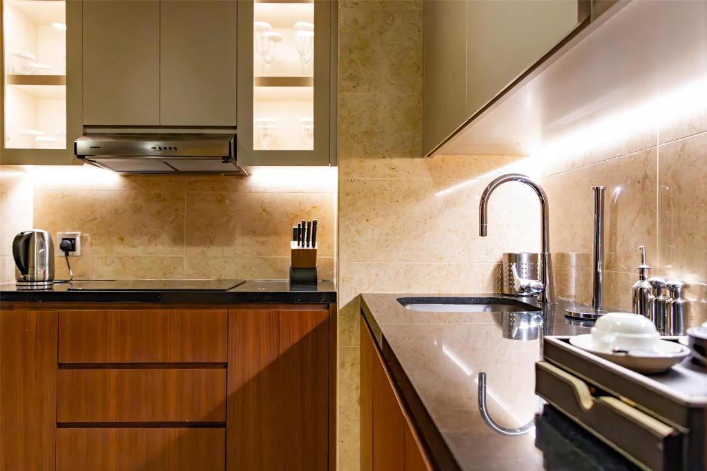 Two-Bedroom Residential Suite - Lounge Access - Image 8