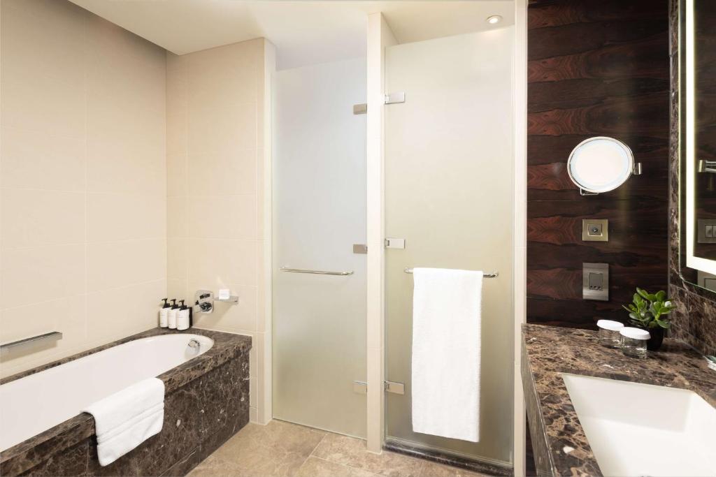 Deluxe King Room - Image 10