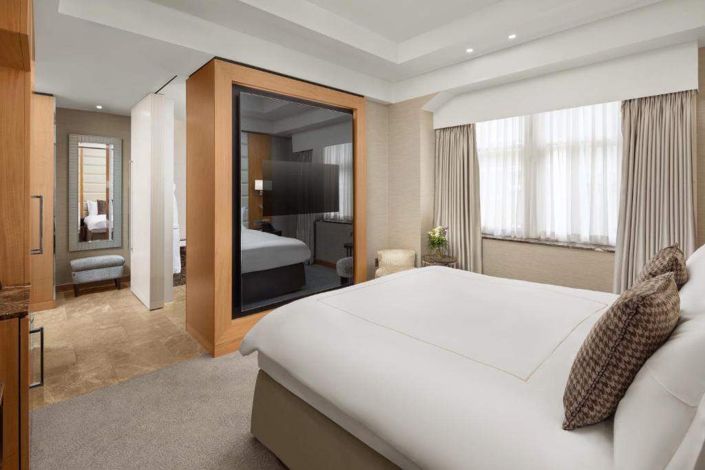 Deluxe King Room - Image 3