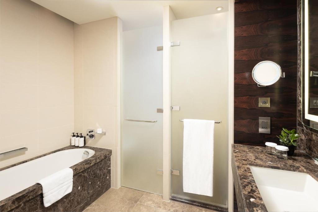 Deluxe King Room - Image 4