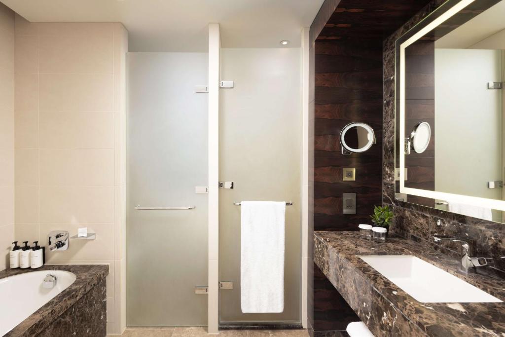 Deluxe King Room - Image 6