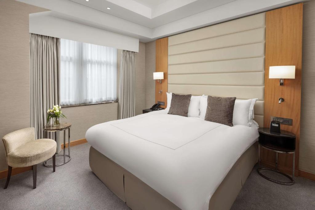 Deluxe King Room - Image 7