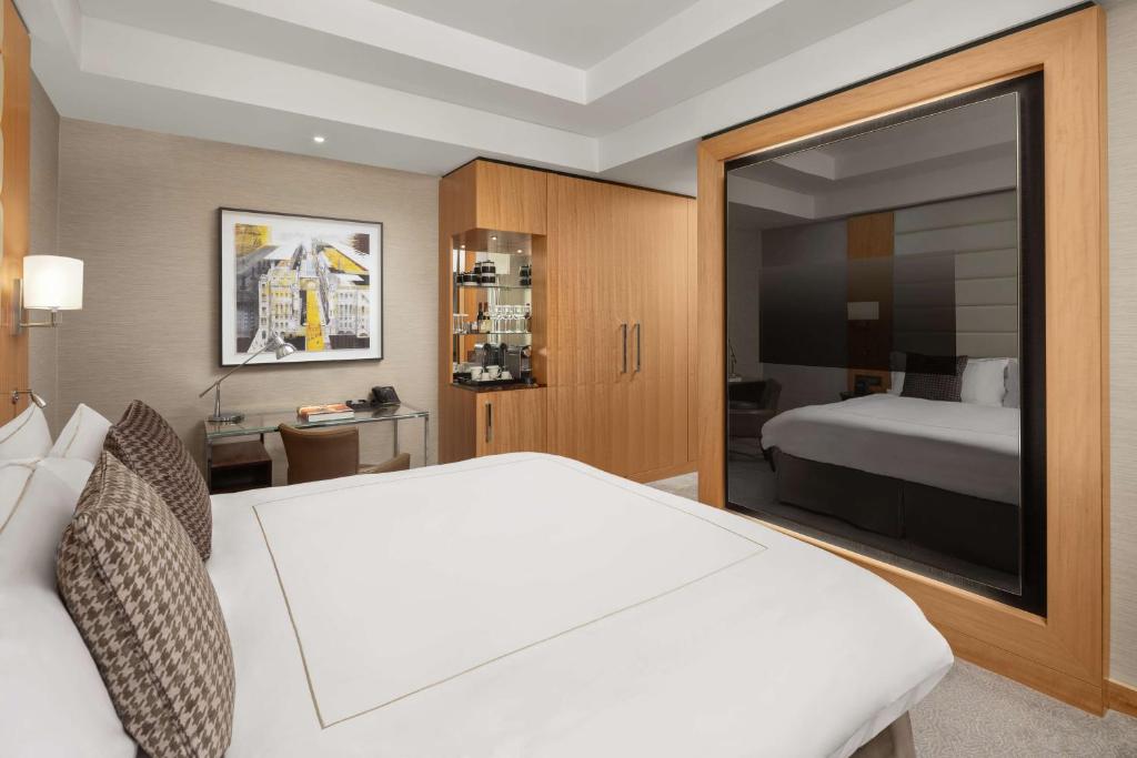 Deluxe King Room - Image 8