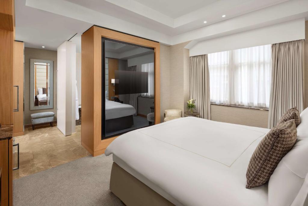 Deluxe King Room - Image 9