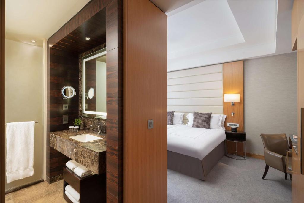 Deluxe Twin Room - Image 10