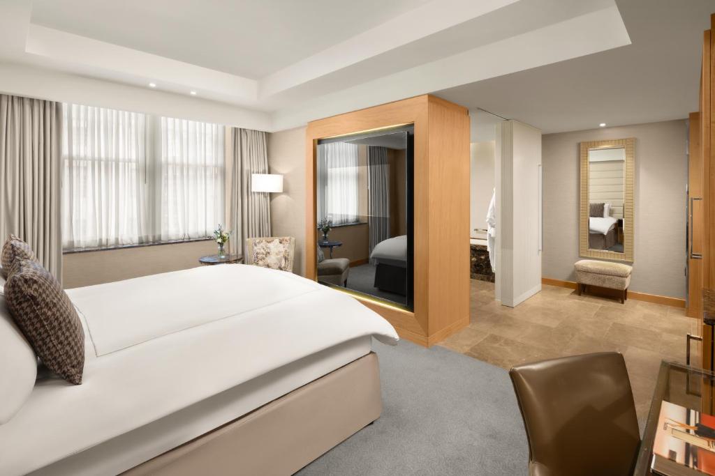 Executive King Room - Lounge Access - Image 3