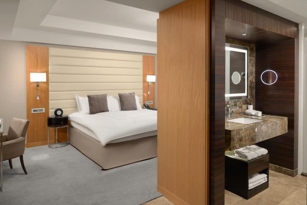 Executive King Room - Lounge Access - Image 4