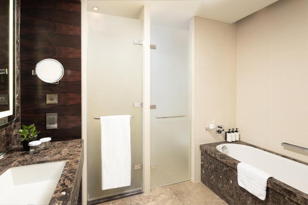 Executive King Room - Lounge Access - Image 5