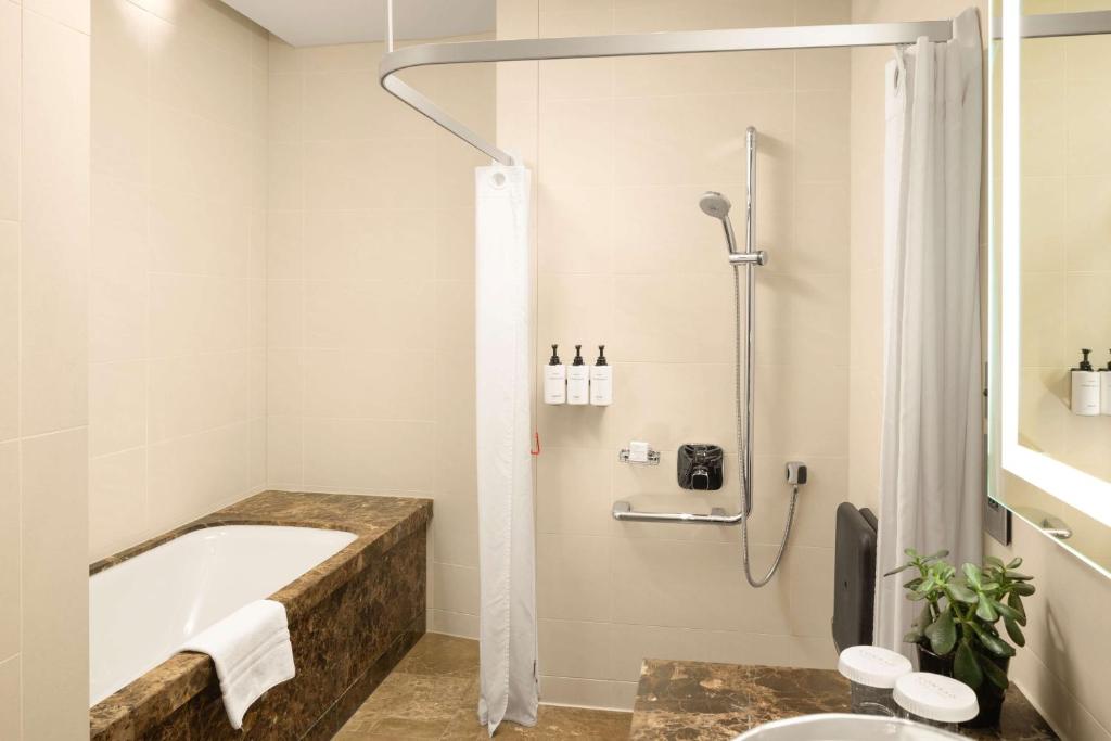 Executive King Room - Lounge Access - Image 7