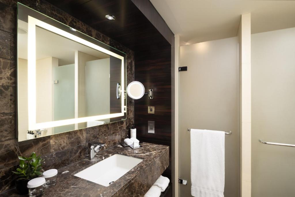 Executive Twin Room - Lounge Access - Image 3