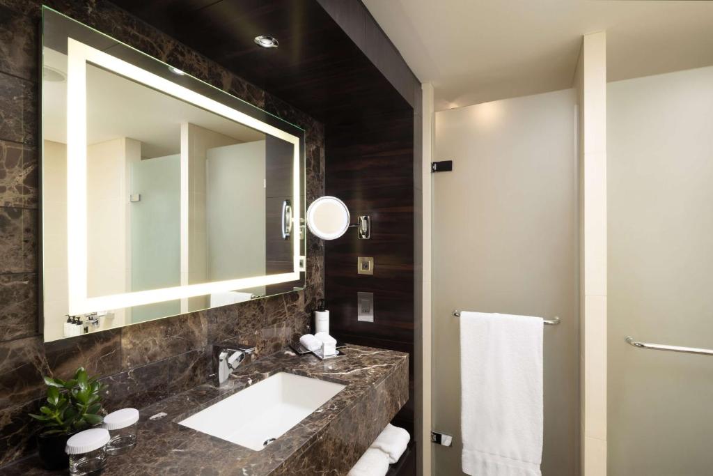 Executive Twin Room - Lounge Access - Image 5