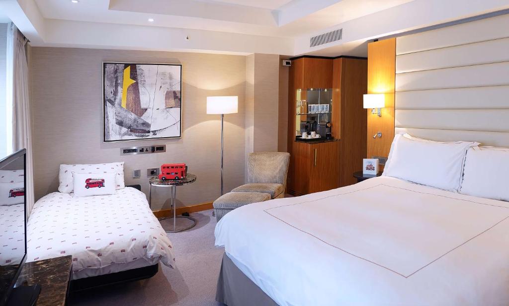Family King Room with a Single Bed - Image 1