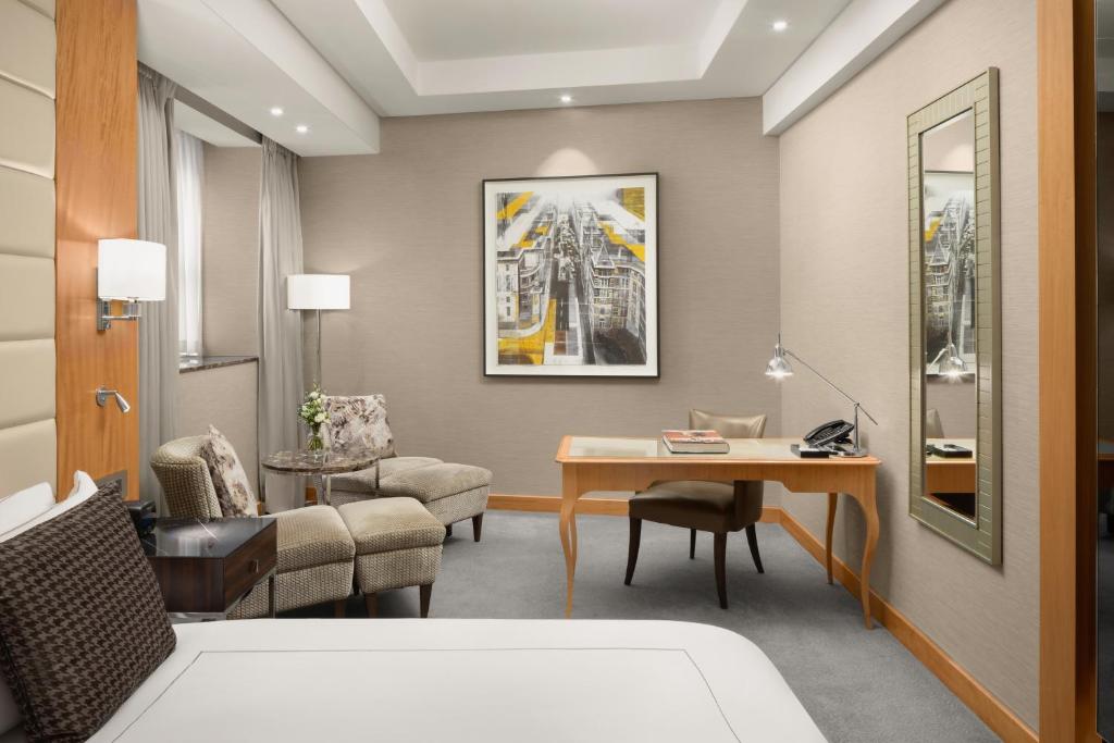 Family King Room with a Single Bed - Image 4
