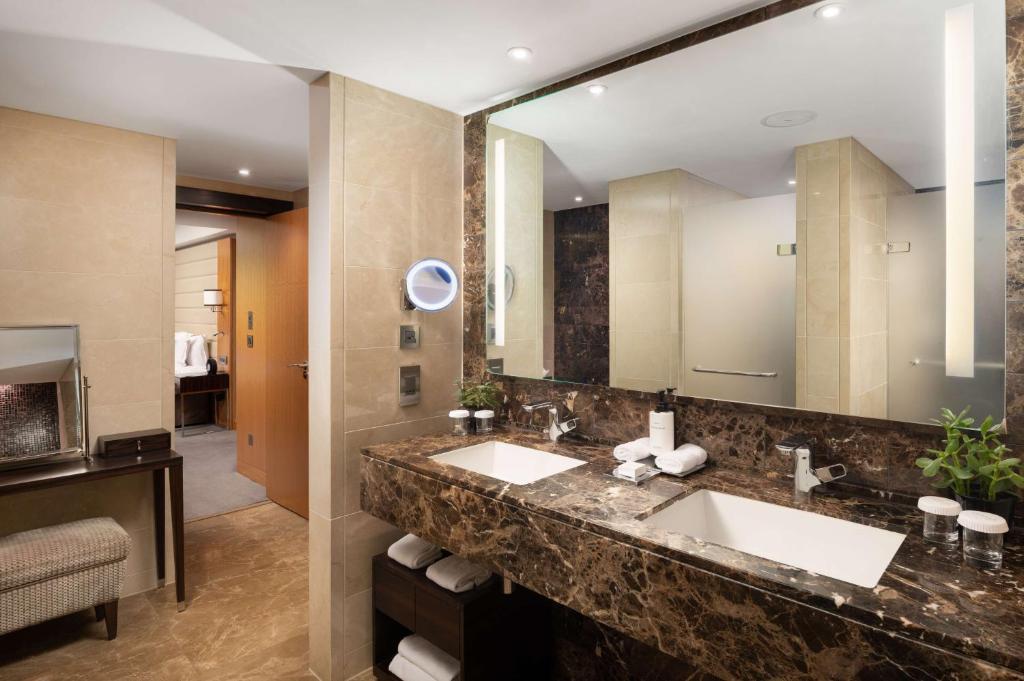 One-Bedroom Deluxe Suite - Lounge Access - Image 1