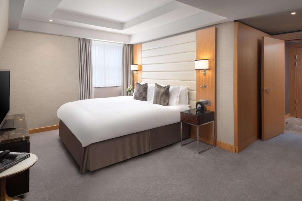 One-Bedroom Deluxe Suite - Lounge Access - Image 2