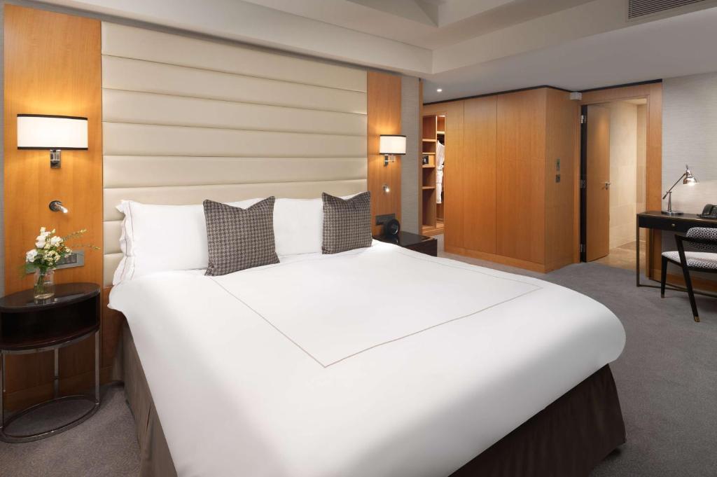 One-Bedroom Deluxe Suite - Lounge Access - Image 3