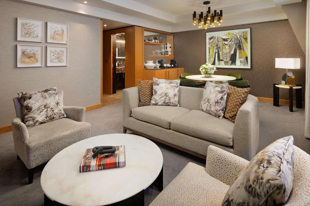 One-Bedroom Deluxe Suite - Lounge Access - Image 4
