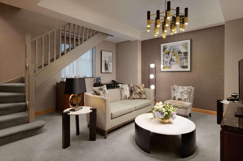 One-Bedroom Duplex Suite - Lounge Access - Image 1
