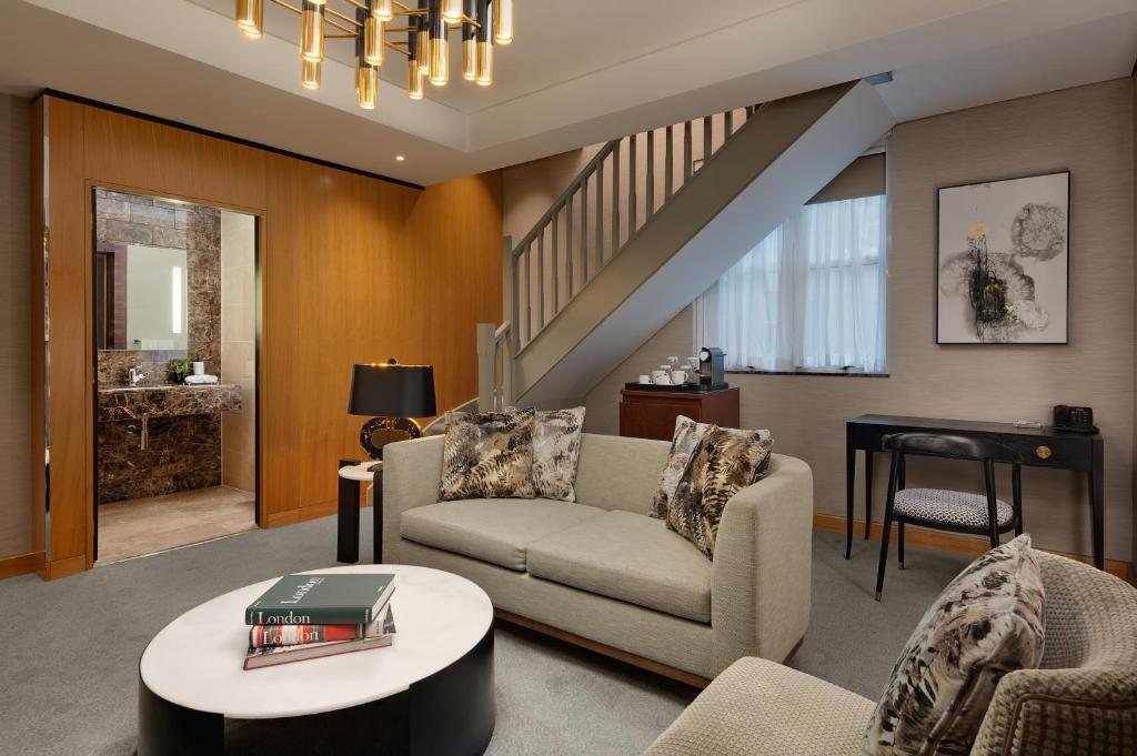 One-Bedroom Duplex Suite - Lounge Access - Image 3