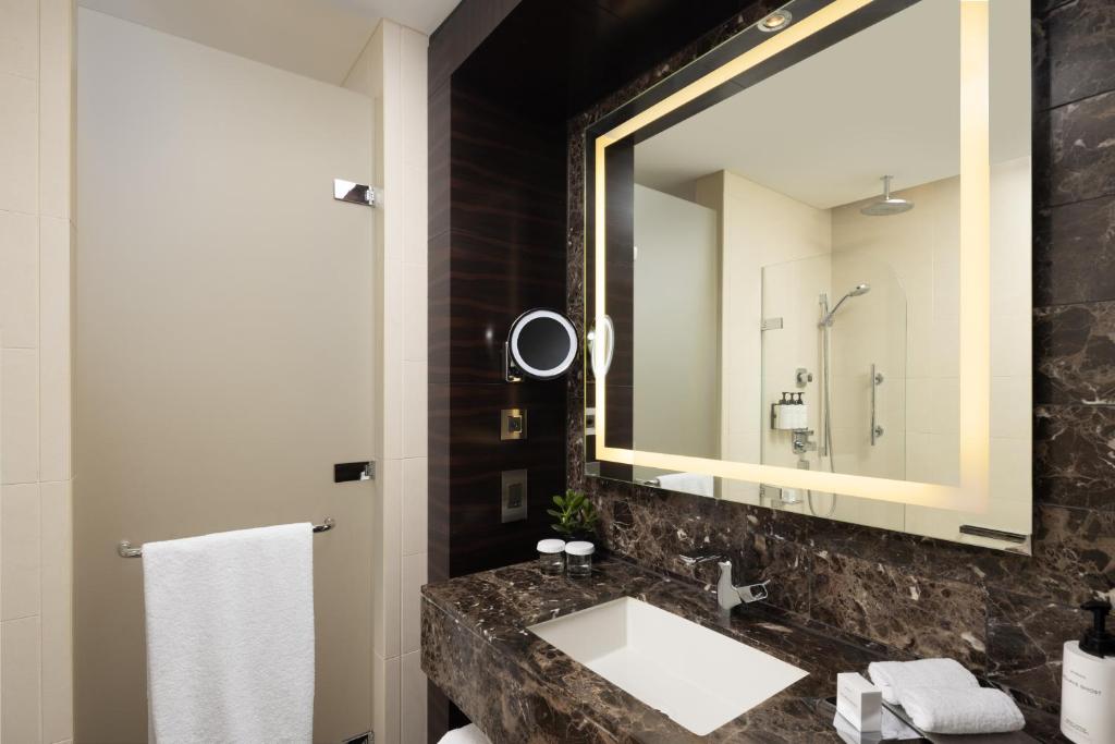 One-Bedroom Duplex Suite - Lounge Access - Image 4